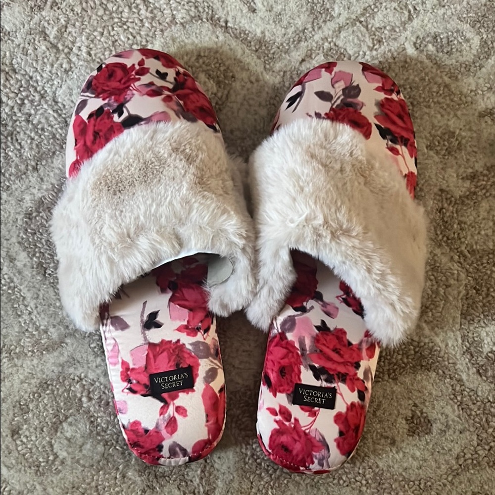 Victoria's Secret Slippers size Small ( 5-6)